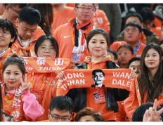 中国足球势头强劲，中超观众增多；球员表现大幅提升-中国足球