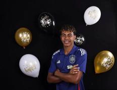 亚马尔迎来17岁生日：希望欧洲杯夺冠，我永远支持巴萨，姆巴佩、基耶萨向我要过球衣-欧洲杯