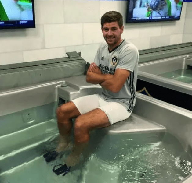 足球运动员中场休息时会洗澡吗？-足球运动员