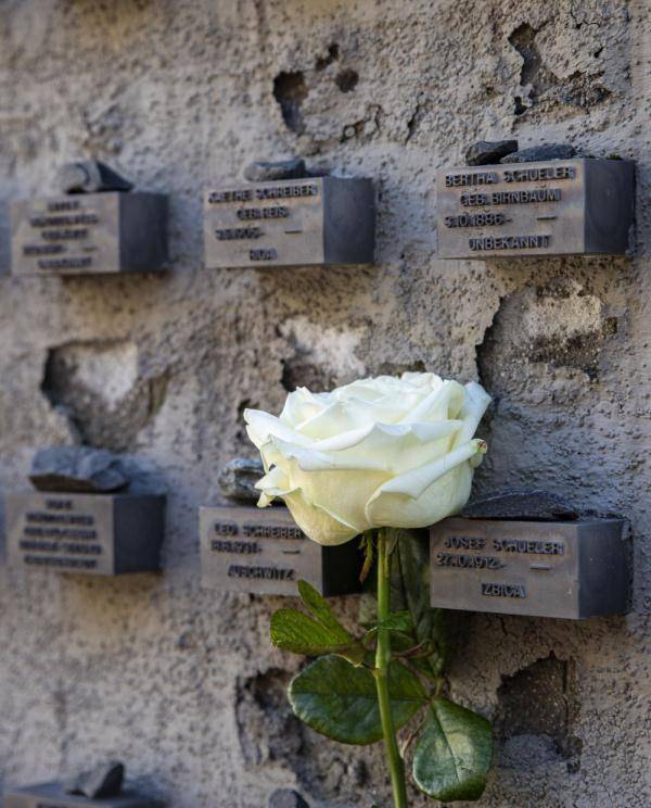 德国法兰克福：老犹太公墓外的“姓名墙”-法兰克福
