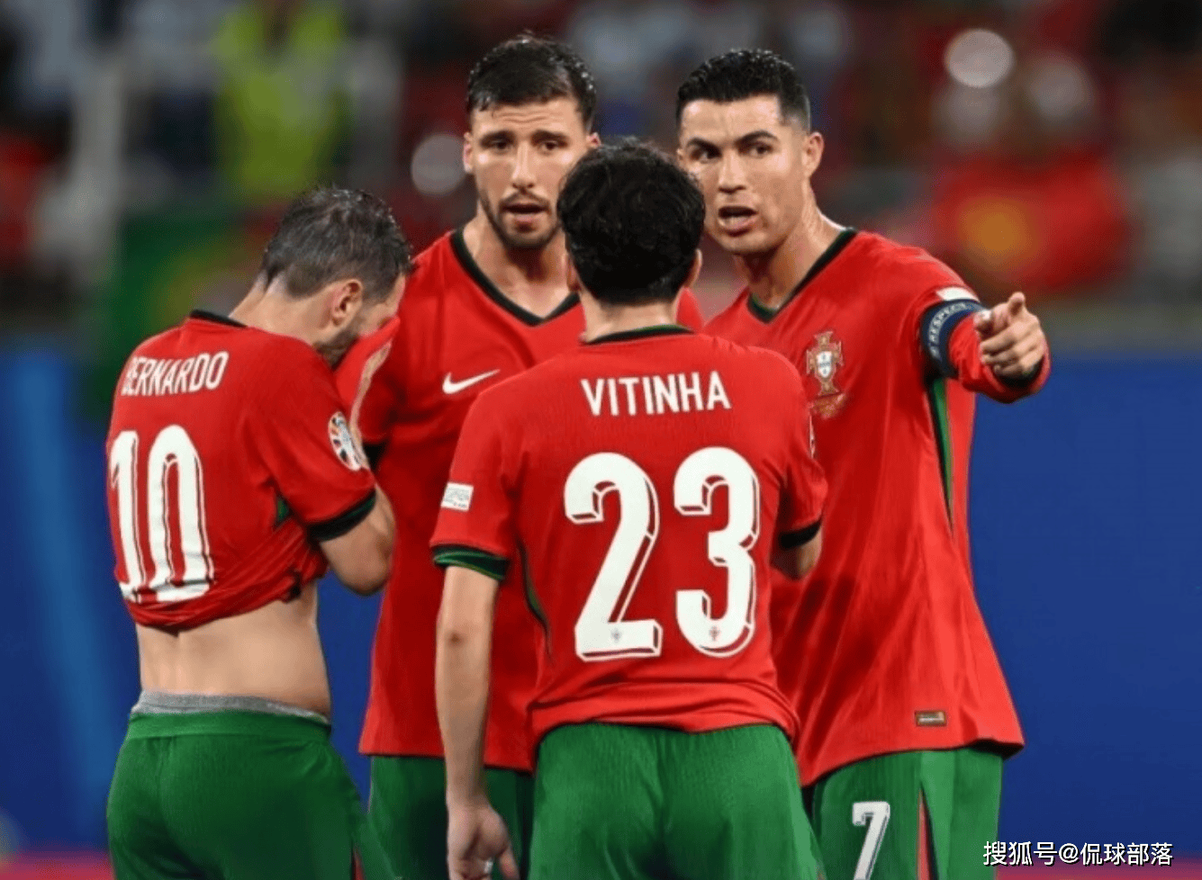 欧洲杯未结束，C罗入围最差阵容！葡萄牙球迷：累赘，退出国家队-欧洲杯