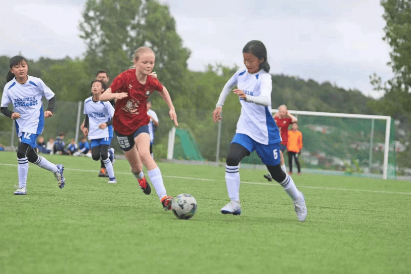 江西定南女子足球队在“哥德堡杯”世界青少年足球锦标赛大放异彩-足球