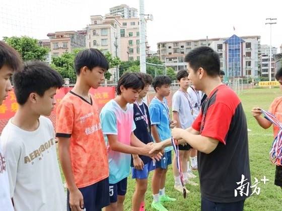 阳春举行首届足球挑战赛，220余名球员参与角逐-足球