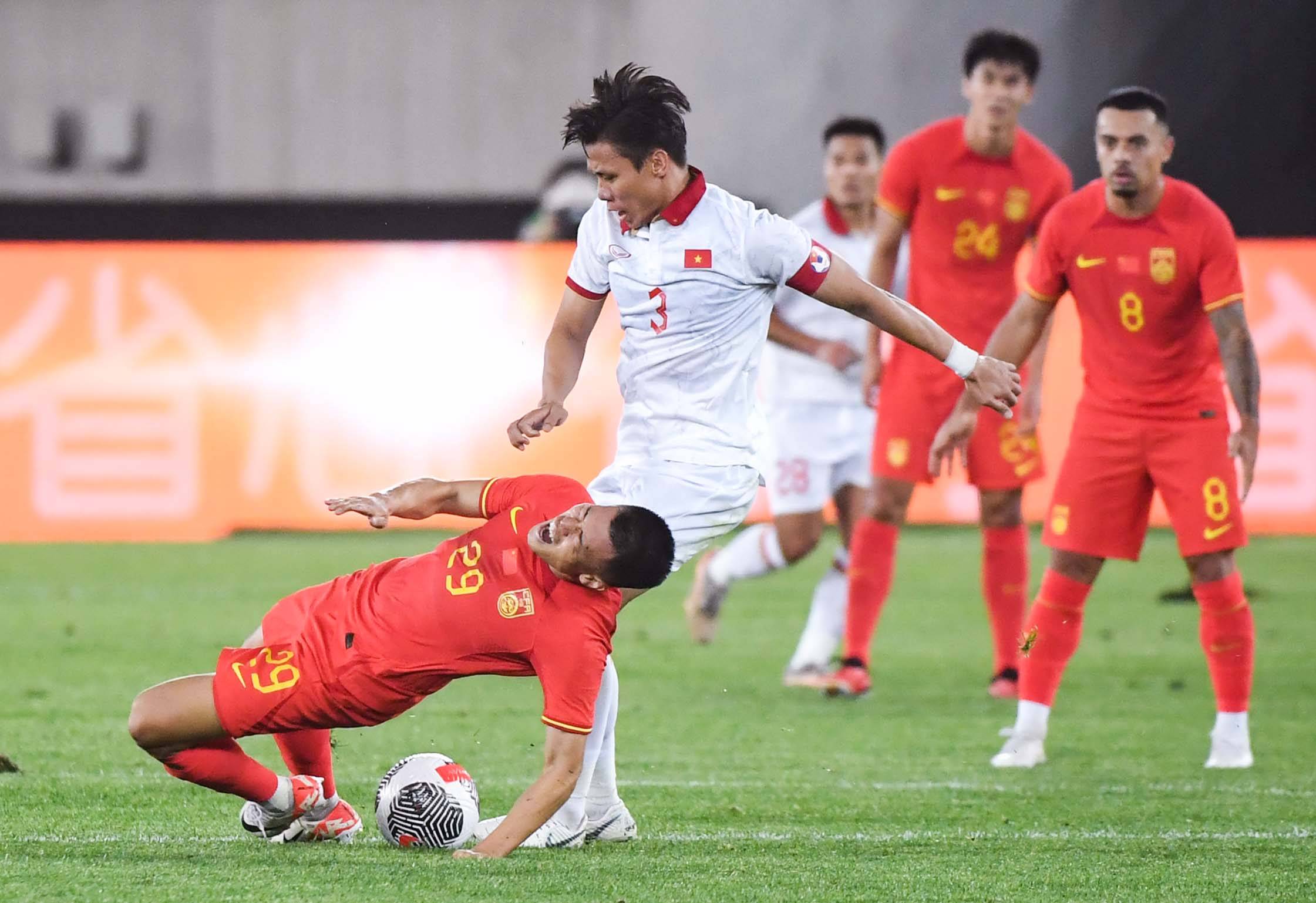 复仇！王秋明武磊破门对手肘击染红 国足2-0越南