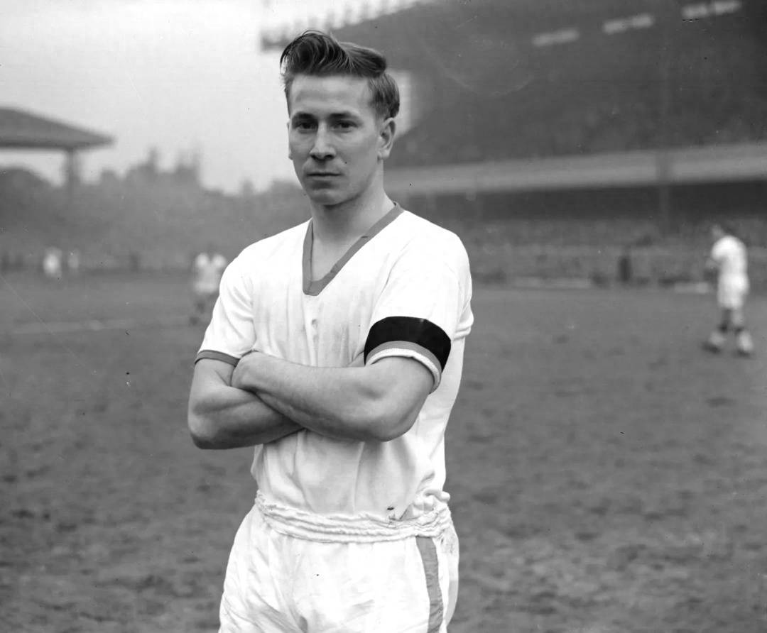 1937-2023！英格兰足球第一球星享年86岁！曾夺世界杯欧冠金球奖-英格兰足球