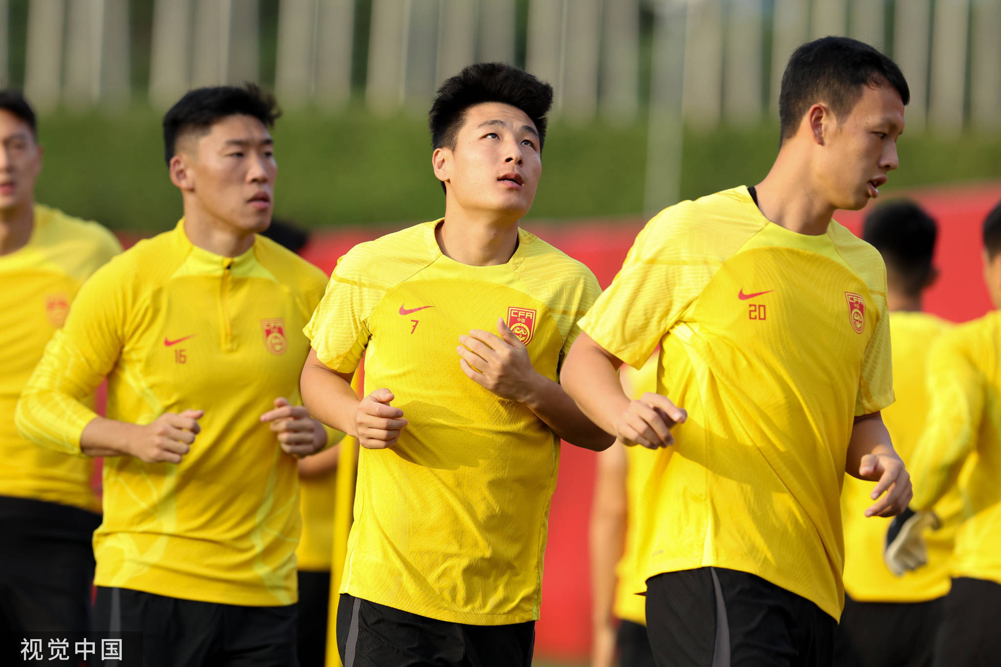 宋凯探班国足 鼓励全队打出中国足球的真实精神面貌-中国足球