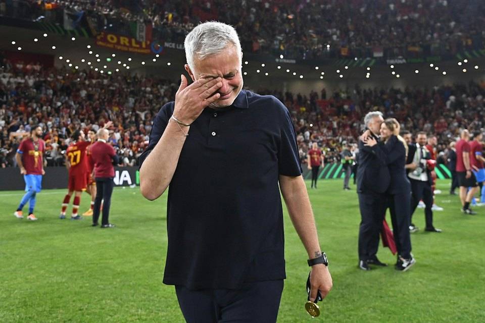 穆里尼奥强忍男儿泪，罗马球迷包围座驾送别，国米、蓝军、皇马、曼联都爱他！-曼联