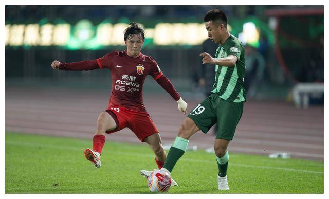 中国足球势头强劲，中超观众增多；球员表现大幅提升-中国足球